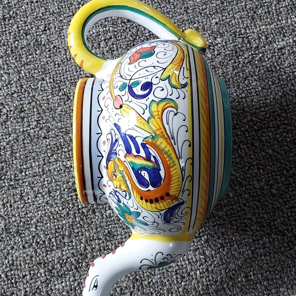 Raffaellesco, Deruta Teapot.